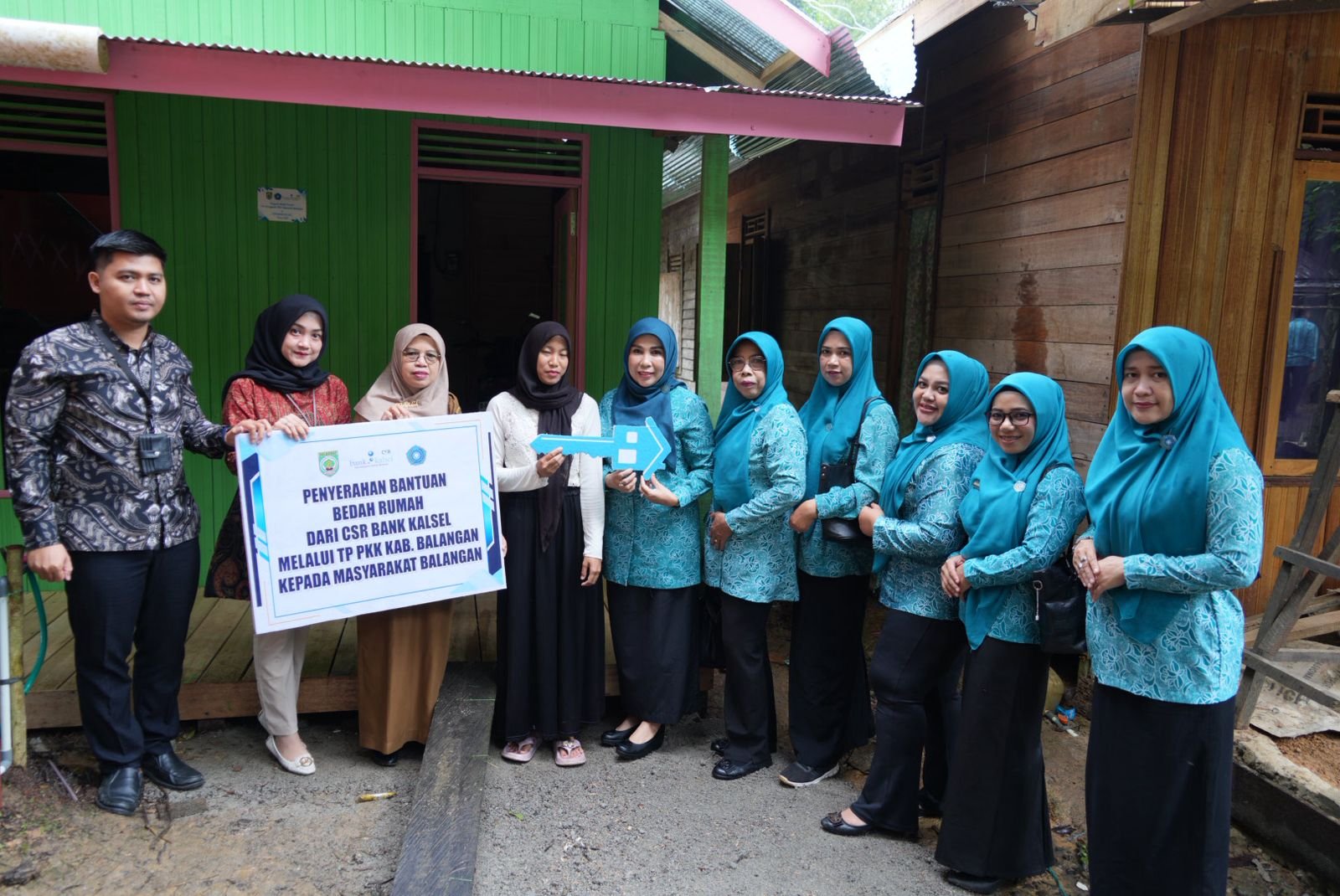 KETUA TP PKK KABUPATEN BALANGAN MENYALURKAN BANTUAN BEDAH RUMAH