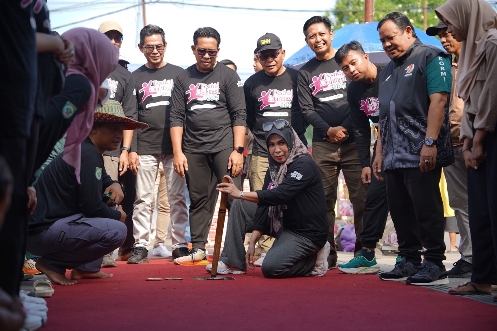 KETUA TP PKK BALANGAN BUKA FESTIVAL OLAHRAGA TRADISIONAL 2025 LEWAT PERMAINAN BALOGO