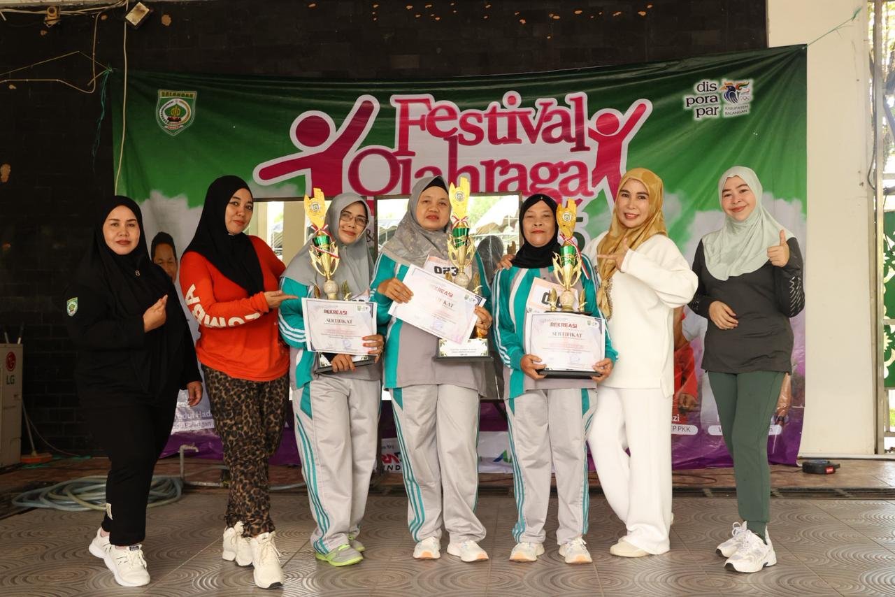 KETUA TP-PKK KABUPATEN BALANGAN IBU HJ. SRI HURIYATI HADI AJAK LANSIA TETAP SEHAT DAN AKTIF LEWAT SENAM BERSAMA