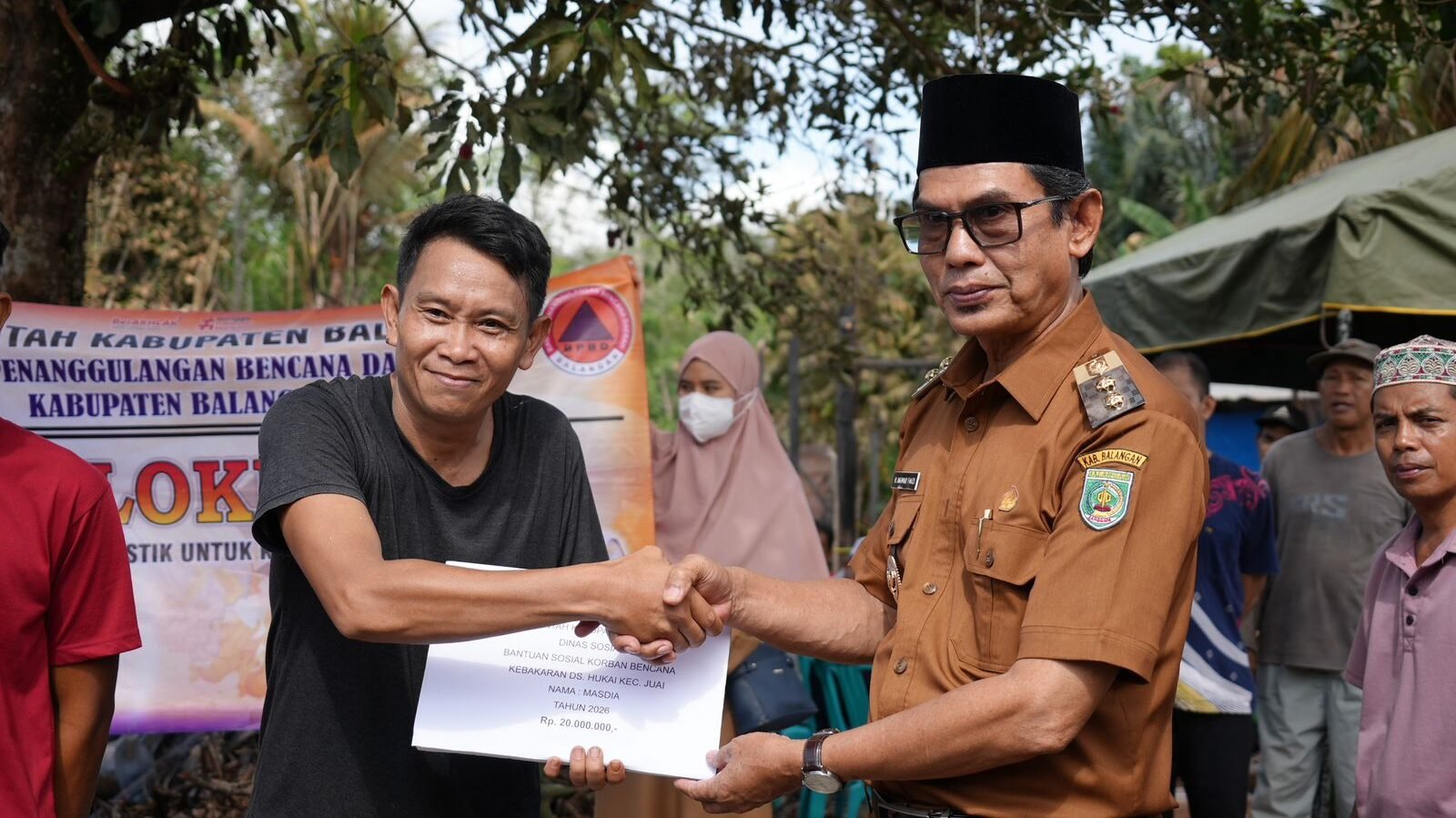 KEBAKARAN DESA HUKAI KECAMATAN JUAI : 2 RUMAH HANGUS, WABUP BALANGAN TURUN TANGAN