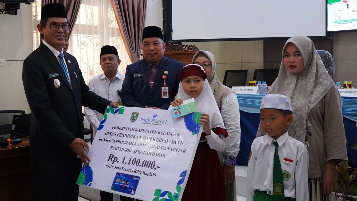 WABUP BALANGAN SERAHKAN KARTU BALANGAN PINTAR UNTUK 1.511 PELAJAR