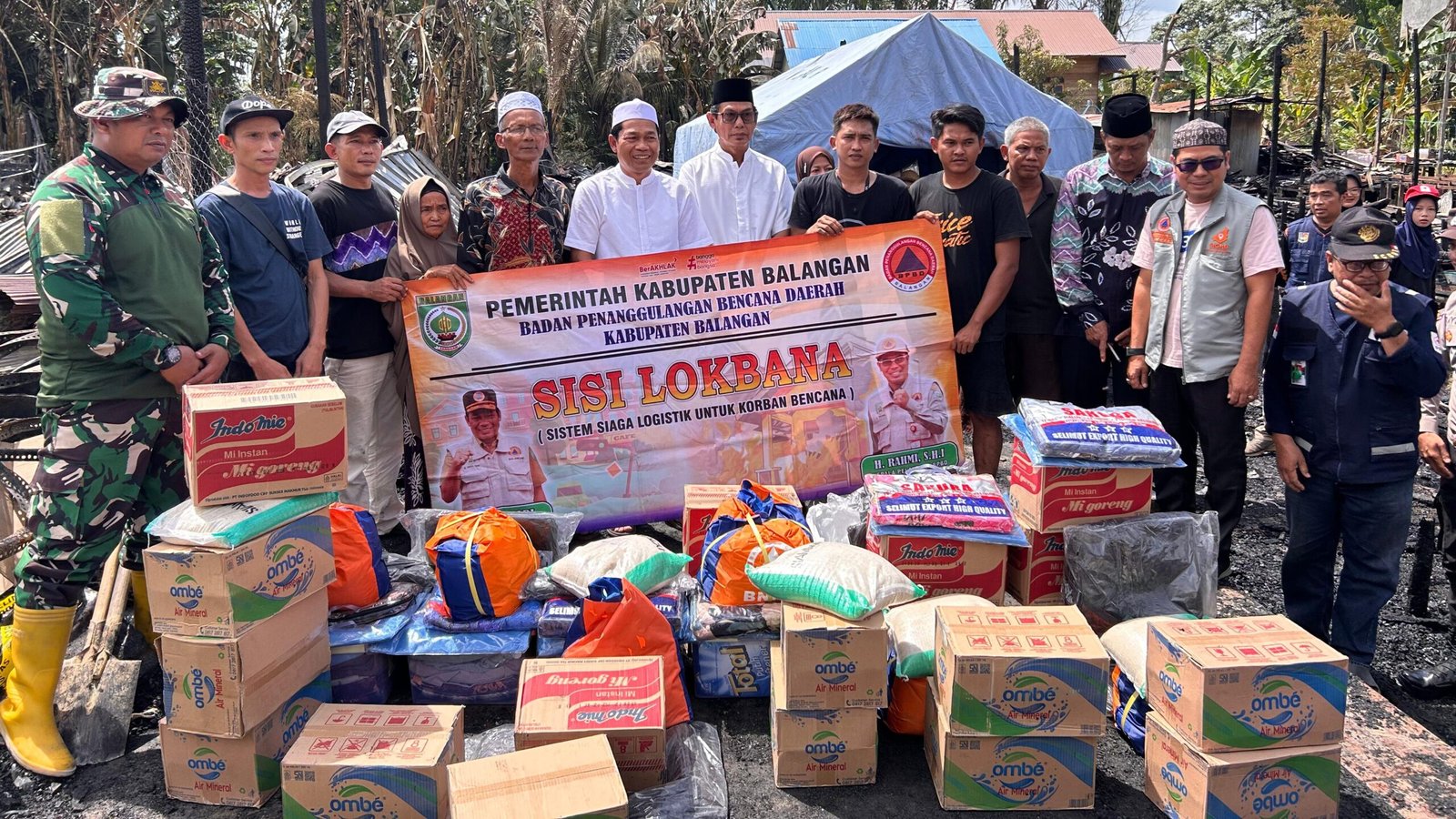 BUPATI BALANGAN H. ABDUL HADI KUNJUNGI KORBAN KEBAKARAN DESA GALUMBANG, BERIKAN BANTUAN DAN SEMANGAT