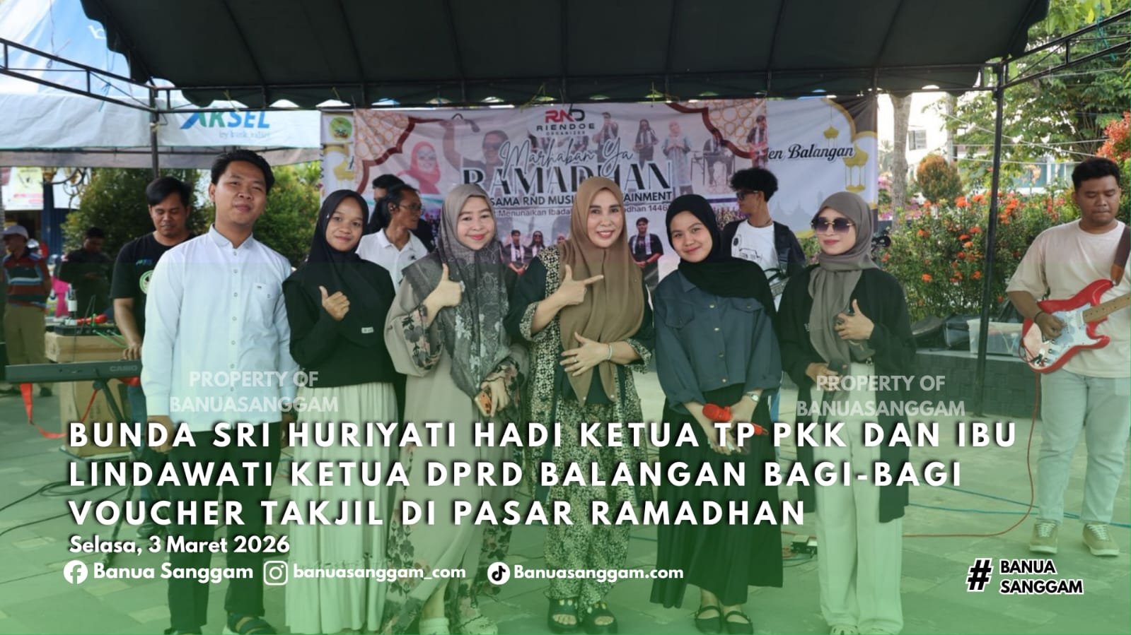 Bunda Sri Huriyati Hadi Ketua TP PKK dan Ibu Lindawati Ketua DPRD Balangan Bagi-Bagi Voucher Takjil di Pasar Ramadan